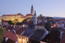 City skyline with castle and old-fashioned residential houses at dusk in Cesky Krumlov, Czech Republic — Stock Photo