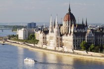 Bâtiment du Parlement sur la rive du Danube, Budapest, Hongrie — Photo de stock