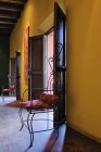 Sala interna con sedie vintage in Baja California, Messico — Foto stock