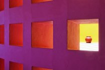 Nichos na parede moderna roxa com iluminação, quadro completo — Fotografia de Stock