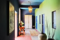 Corridoio interno con decorazioni e vasi in Bassa California, Messico — Foto stock