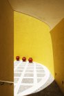 Інтер'єр коридору з вінтажними прикрасами вази на підлозі — стокове фото