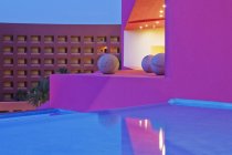 Arquitetura moderna colorida com decoração no resort em Baja California, México — Fotografia de Stock