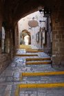 Calle estrecha de estilo antiguo, Jaffa, Israel - foto de stock