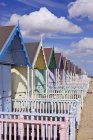 Reihe farbenfroher Strandhütten in England, Großbritannien, Europa — Stockfoto
