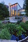 Casa di lusso giardino e stagno a Dallas, Texas, USA — Foto stock