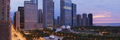Innenstadt von Chicago mit Blick auf Millennium Park im Morgengrauen, USA — Stockfoto