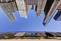 Edificios de Chicago reflejados en Bean, Illinois, EE.UU. - foto de stock