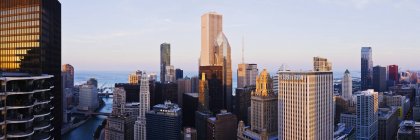 Chicago paisaje urbano con rascacielos en el centro, Estados Unidos - foto de stock