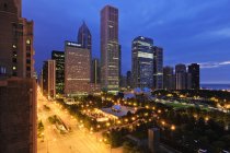 Millennium Park em Chicago com arranha-céus no centro da cidade, EUA — Fotografia de Stock