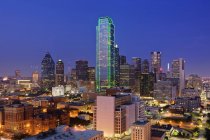 Paysage urbain du centre-ville au crépuscule à Dallas, Texas, USA — Photo de stock