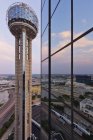 Reunion Turm und Wolkenkratzer in der Innenstadt von Dallas, USA — Stockfoto