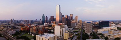 Downtown cityscape at sunset in Dallas, Texas, USA — Stock Photo