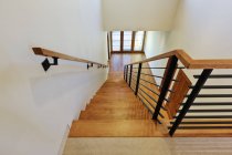Escadas em casa moderna em Dallas, Texas, Estados Unidos — Fotografia de Stock