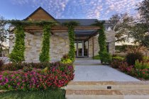 Ландшафтный дворик в зеленом доме в Далласе, Техас, США — стоковое фото