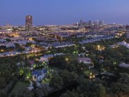 Dallas barrio en luces de la tarde, Estados Unidos - foto de stock