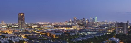 Dallas bairro em luzes noturnas, arranha-céus no centro da cidade, EUA — Fotografia de Stock