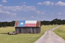 Paysage rural avec grange peinte comme drapeau du Texas au Texas, États-Unis — Photo de stock