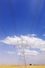 Pilone di potenza sulle pianure del paese sotto le nuvole in Texas, USA — Foto stock