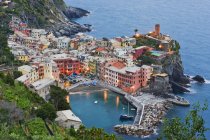 Vista elevada de las casas Vernazza al atardecer en Italia, Europa - foto de stock