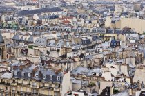 Парижские крыши традиционных зданий, Франция, Европа — стоковое фото