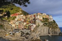 Paisagem da cidade de Manarola ao anoitecer na Itália, Europa — Fotografia de Stock