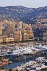 Puerto de la ciudad al amanecer con yates y barcos, Montecarlo, Mónaco - foto de stock