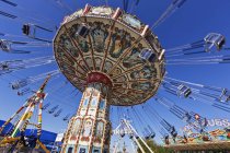 Vista ad angolo basso del giro in swing a catena contro il cielo blu a Fair Park a Dallas, Texas, USA — Foto stock
