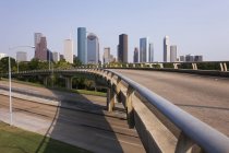 Gratte-ciel et pont du centre-ville à Houston, États-Unis — Photo de stock