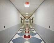 Corridoio ospedaliero con pavimento a motivi geometrici e luci — Foto stock