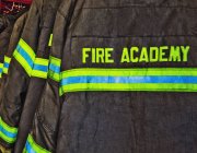 Chaquetas de bombero en instalaciones de entrenamiento contra incendios - foto de stock