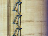 Металлическая лестница со стороны промышленного здания — стоковое фото
