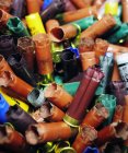 Close-up de conchas de munição gastas coloridas, quadro completo — Fotografia de Stock