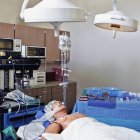 Quirófano de la escuela quirúrgica con maniquí en la cama, Bradenton, Florida, EE.UU. - foto de stock