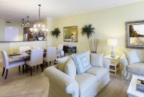 Sala de estar e sala de jantar em casa de luxo, Palmetto, Flórida, EUA — Fotografia de Stock