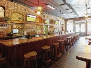 Pub vazio com fileira de fezes, Bradenton, Flórida, EUA — Fotografia de Stock