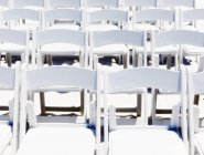 Close-up de arranjo de cadeiras dobráveis ao ar livre — Fotografia de Stock