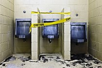 Três urinóis públicos em mau estado, Palmetto, Florida, EUA — Fotografia de Stock