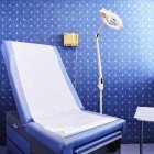 Sala de examen dermatológico con silla y lámpara - foto de stock