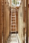 Scala ad alta estensione in edificio in legno non finito — Foto stock