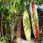 Tablas de surf apoyadas contra valla, Bradenton, Florida, EE.UU. - foto de stock