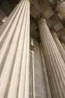 Vista de baixo ângulo de colunas da Suprema Corte, Washington DC, EUA — Fotografia de Stock