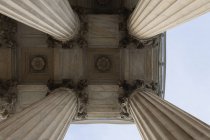 Vista de ángulo bajo de las columnas de la Corte Suprema, Washington DC, EE.UU. - foto de stock