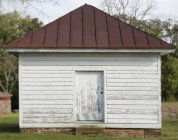 Старий корпус з білим брудним фасадом і дверима, Сульфілд, Віргінія, США — стокове фото