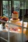 Torta nuziale in mostra attraverso vetro, Reston, Virginia, USA — Foto stock
