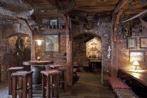Сельский ресторан с кирпичными стенами и классическим декором — стоковое фото