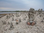 Torres de piedra y pilotes en la playa rocosa, Estonia, Europa - foto de stock
