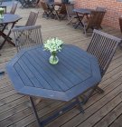 Mesas de jantar e cadeiras no deck do hotel ao ar livre — Fotografia de Stock