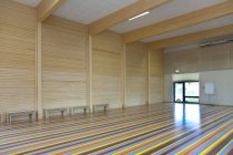 Pavimento di palestra colorato di edificio scolastico elementare — Foto stock