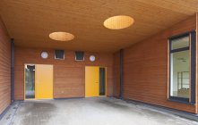 Ingresso contemporaneo con luci dell'edificio scolastico elementare — Foto stock
